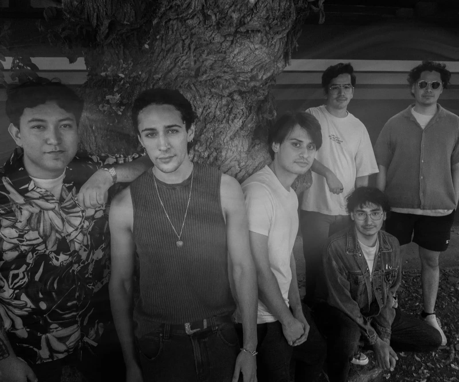 Retrato grupal en blanco y negro de Vertigo al aire libre