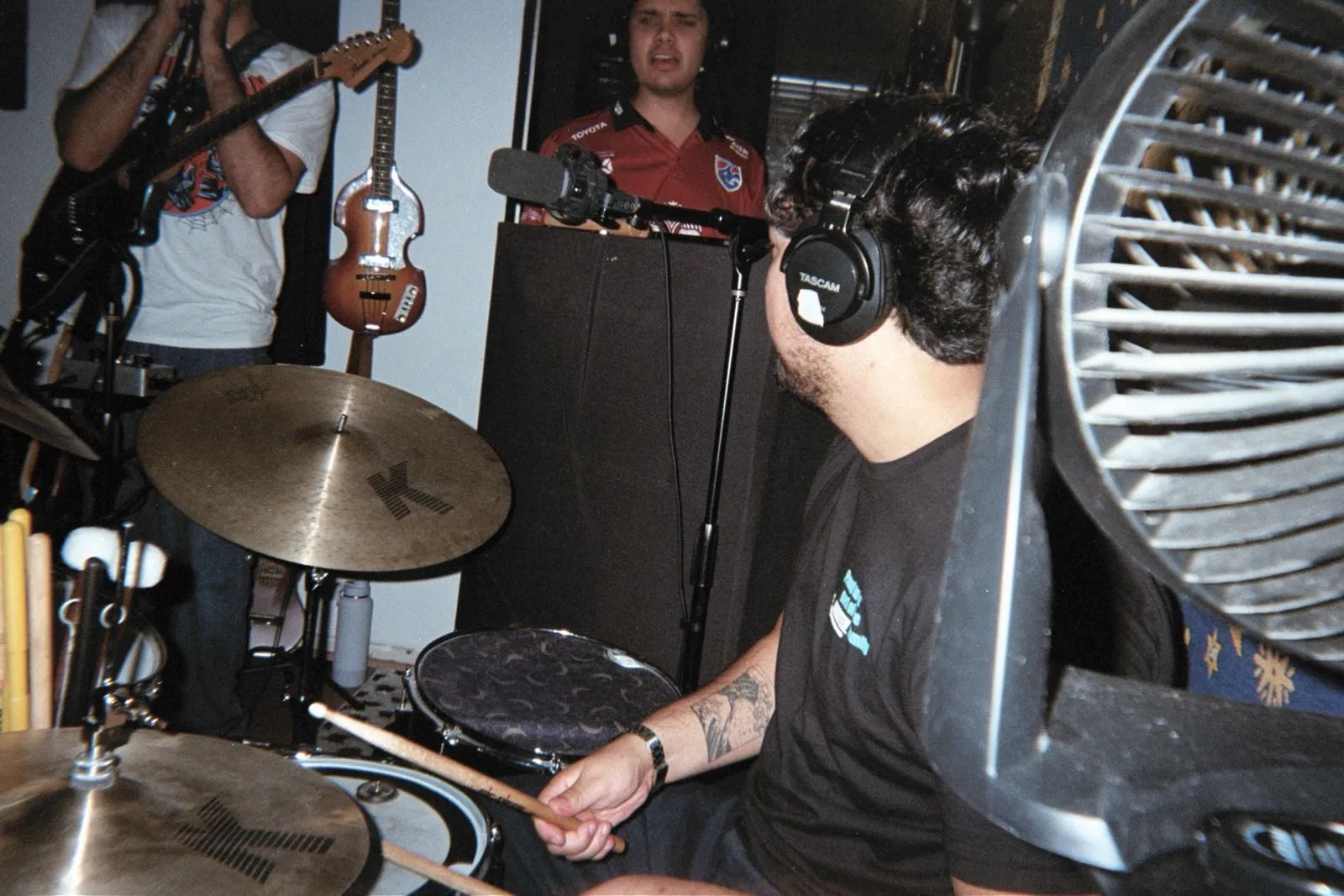 Baterista de Vertigo tocando durante un ensayo